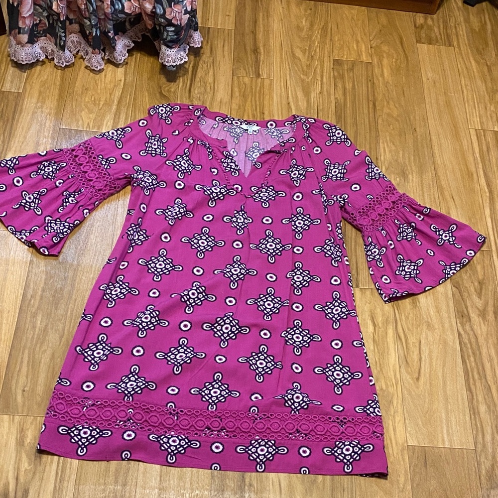 Crown & Ivy Fuchsia Patterned Bell-Sleeve Casual Dress